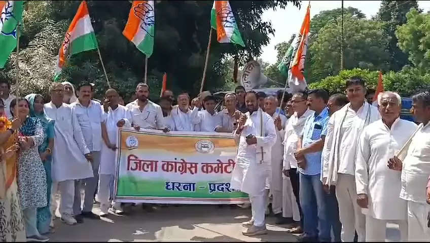 अलवर में कांग्रेस कार्यकर्ताओं ने किया पौधरोपण, सचिवालय के बाहर दिया धरना