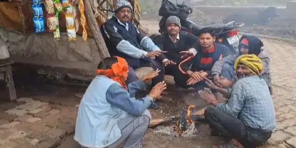 ठण्ड का बढ़ता कहर आम जनता के साथ व्यापार में भी पहुंचा रहा नुकसान