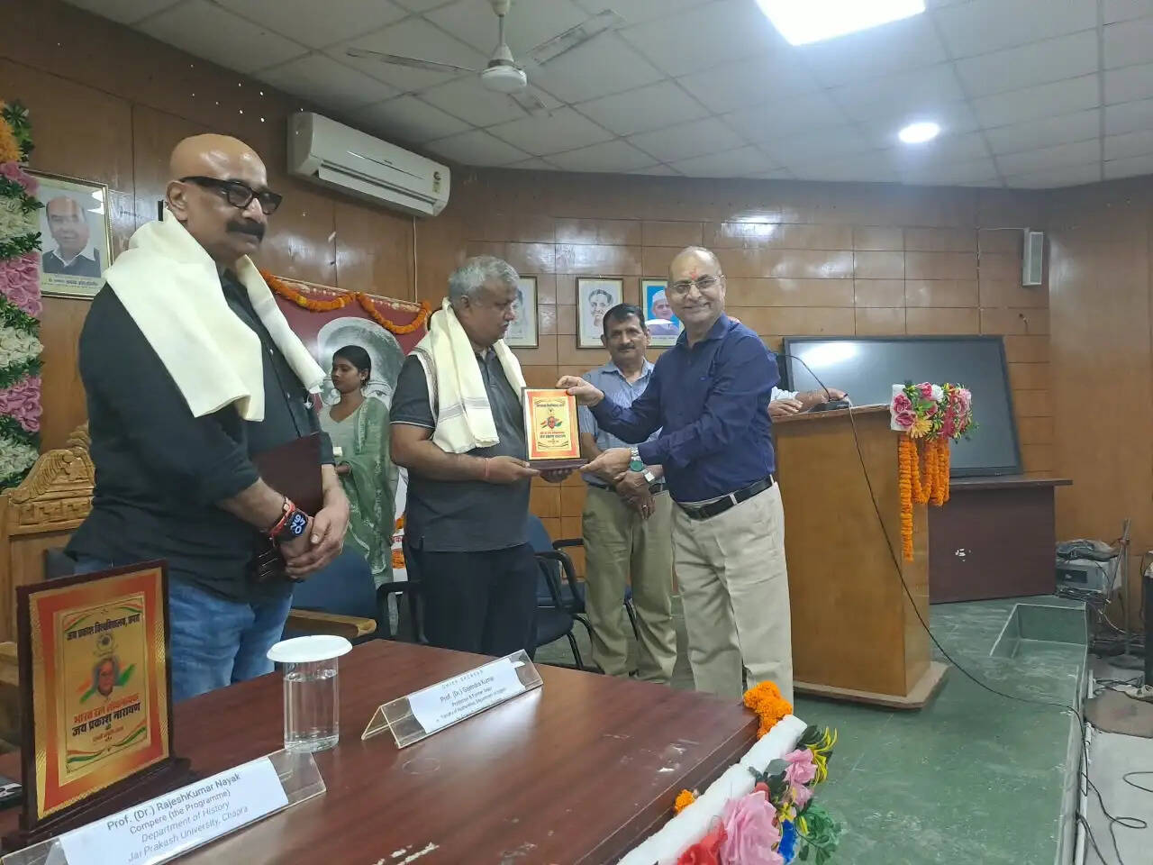जेपी के जयंती के पूर्व संध्या पर जयप्रकाश विश्वविद्यालय में आयोजित कार्यक्रम में पहली बार जेपी के परिवार के सदस्यों को किया गया सम्मानित