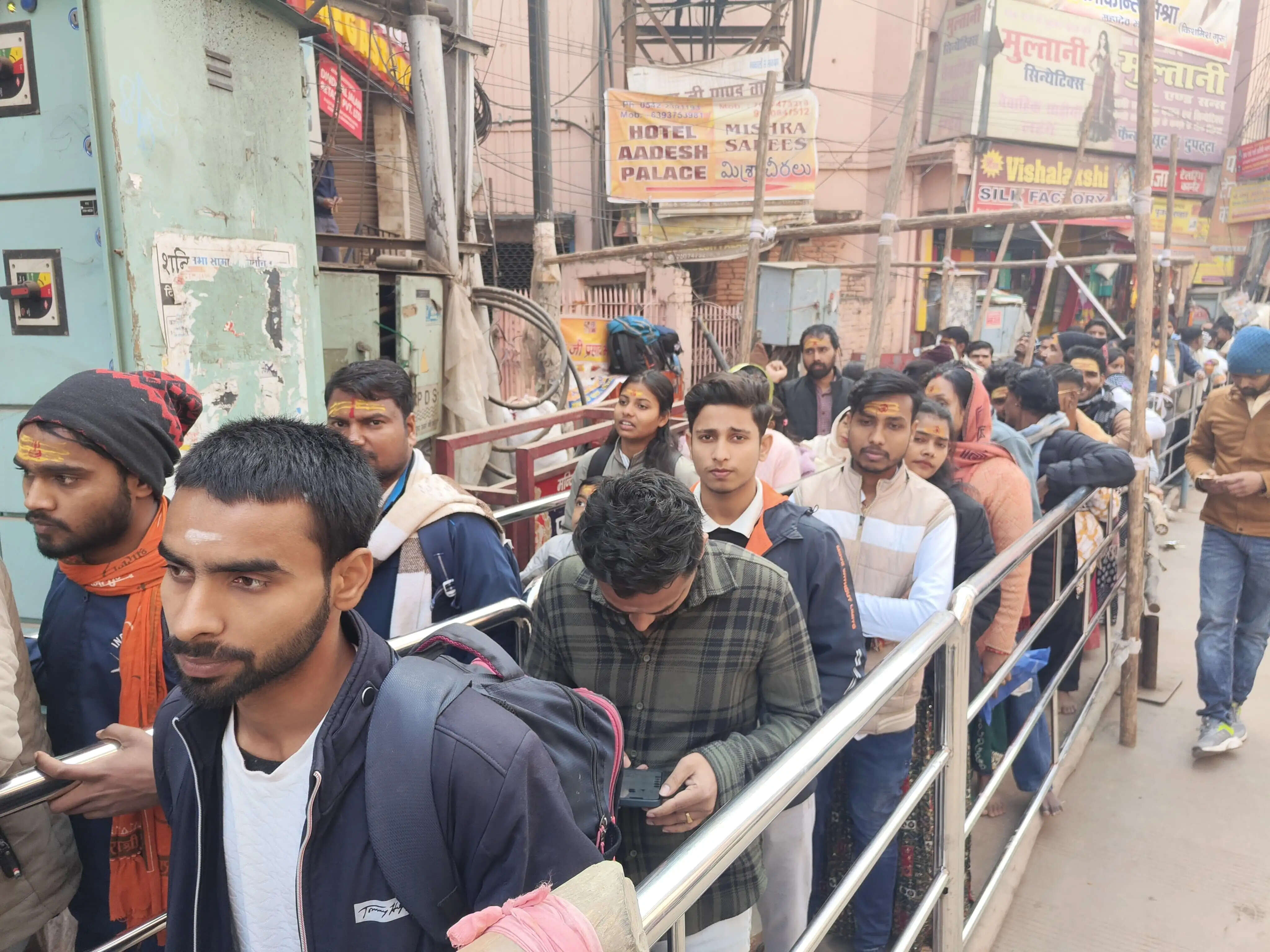 नववर्ष के पहले दिन काशी विश्वनाथ दरबार में उमड़ा युवाओं का सैलाब&nbsp;