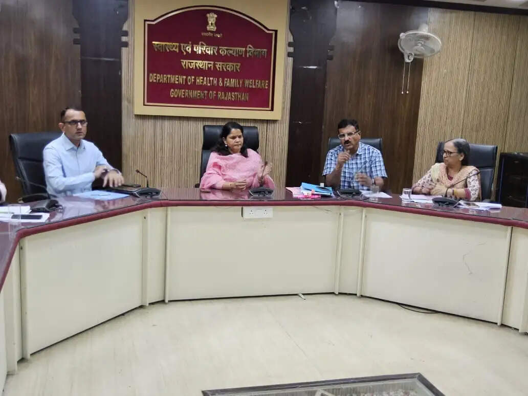 स्वास्थ्य सेवाओं की सघन समीक्षा, जर्जर भवनों का उपयोग नहीं करने के निर्देश