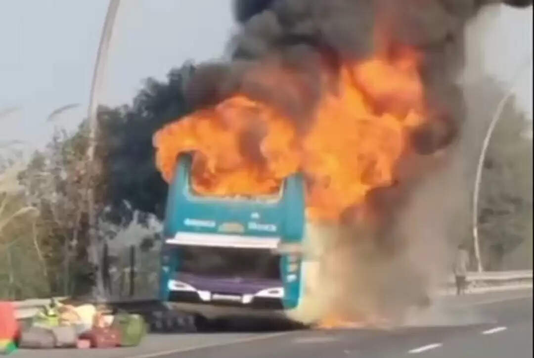 लखनऊ एक्सप्रेस वे पर अजमेर से नेपाल जा रही चलती यात्री बस में लगी आग
