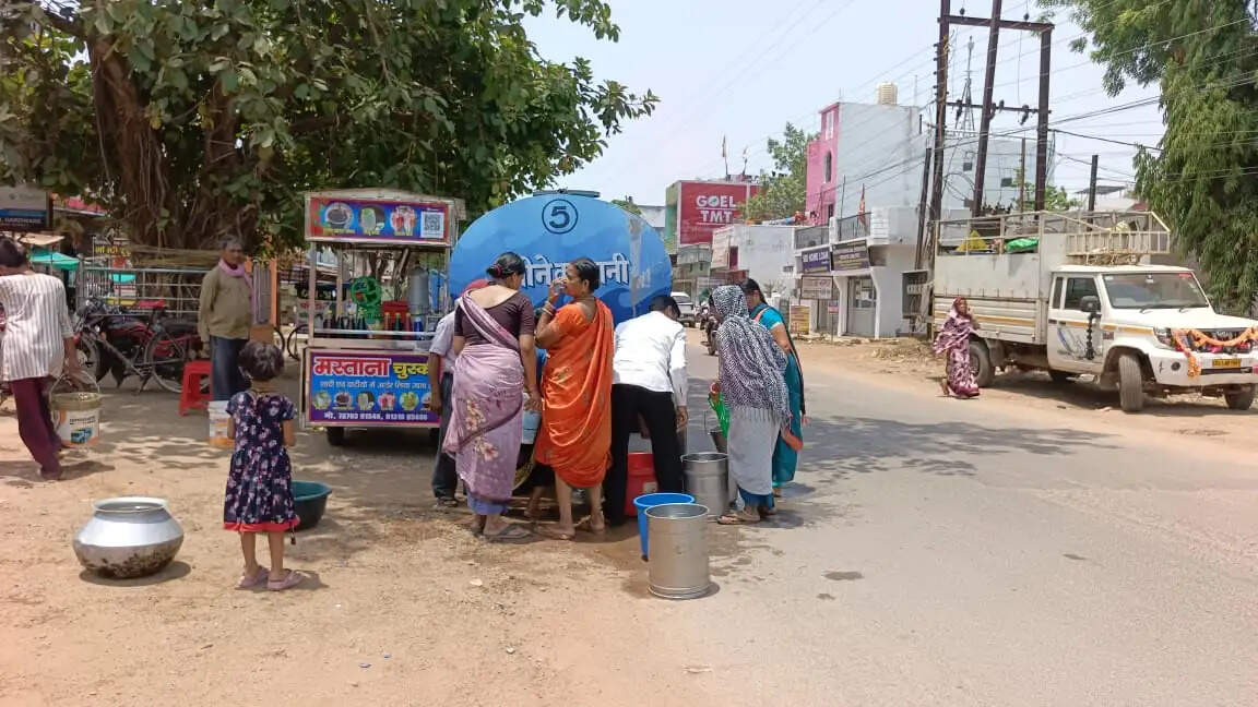 भीषण गर्मी में गहराया जल संकट, टैंकरों के सहारे पेयजल आपूर्ति