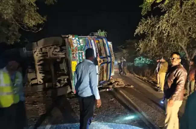 रतलामः टाइल्स से भरा ट्रक कोयला घाट पर चढ़ाई चढ़ते वक्त लोडिंग वाहन पर पलटा, तीन लोगों की मौत