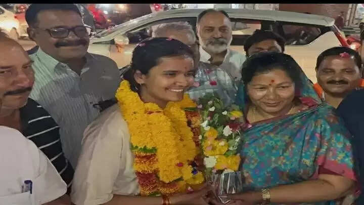 मंडलाः भारतीय टीम में चयन होने पर जिला प्रशासन ने किया क्रिकेटर शुचि उपाध्याय का सम्मान