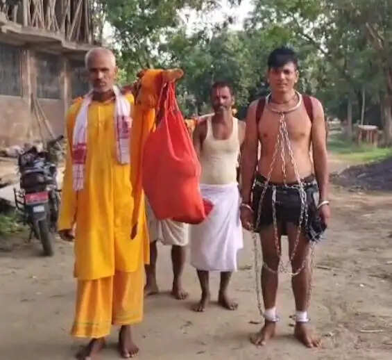 जंजीरों में खुद को जकड़कर बाबा धाम निकले पूर्व सैनिक,