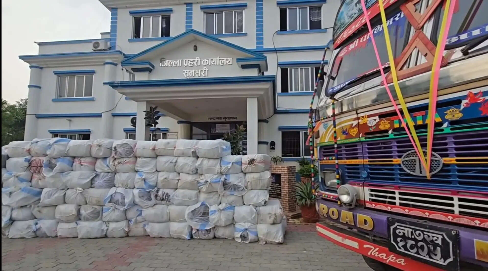 भारतीय सीमा में पहुंचने से पहले ही नेपाल पुलिस ने 2566 किलो से अधिक गांजा किया जब्त