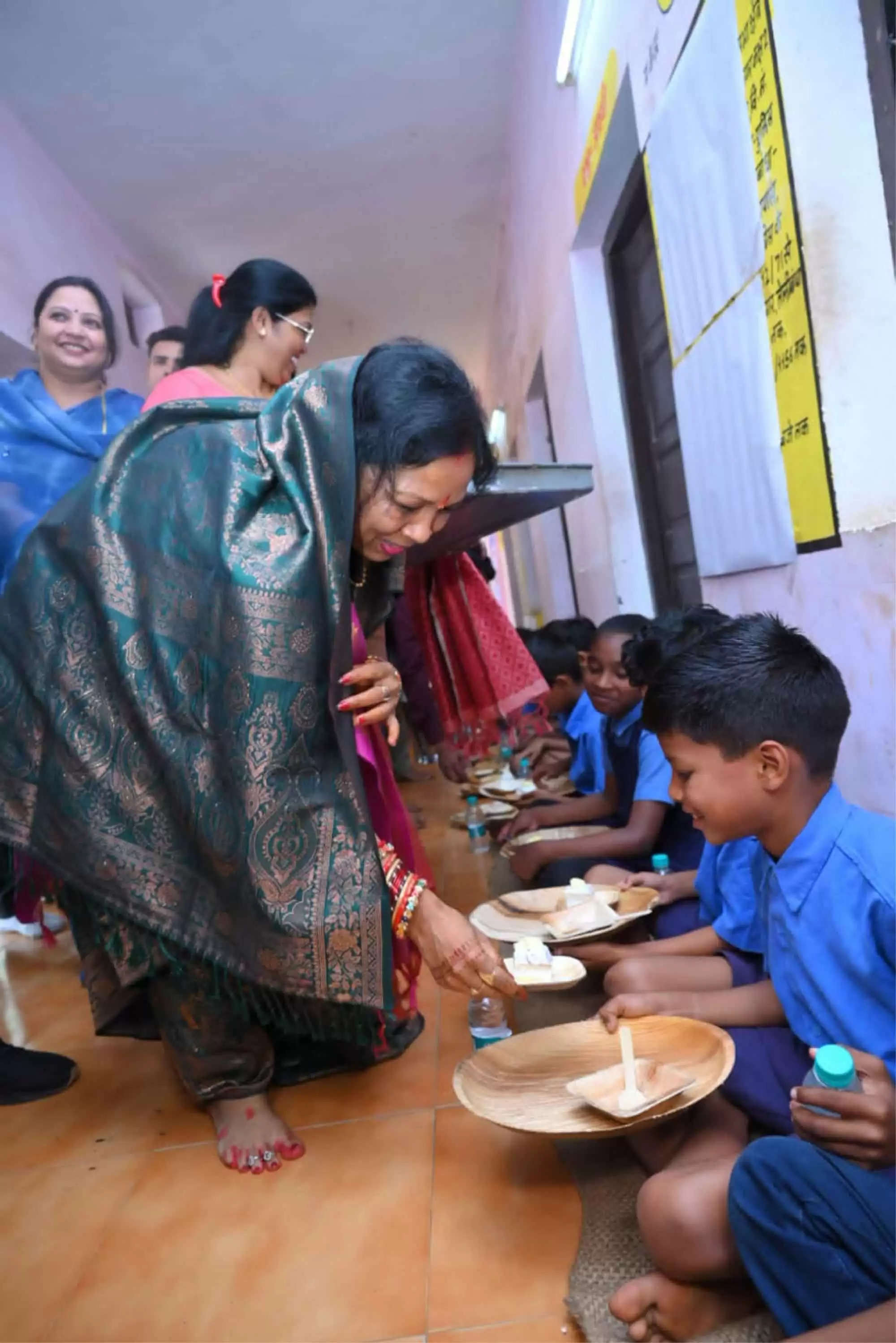 रायपुर: सीएम साय की धर्मपत्नी ने अपने जन्मदिन पर हाथों से बनी खीर बच्चों को परोसी