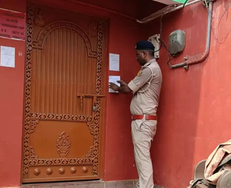 फरार सरपंच के घर पुलिस ने चिपकाया इश्तेहार