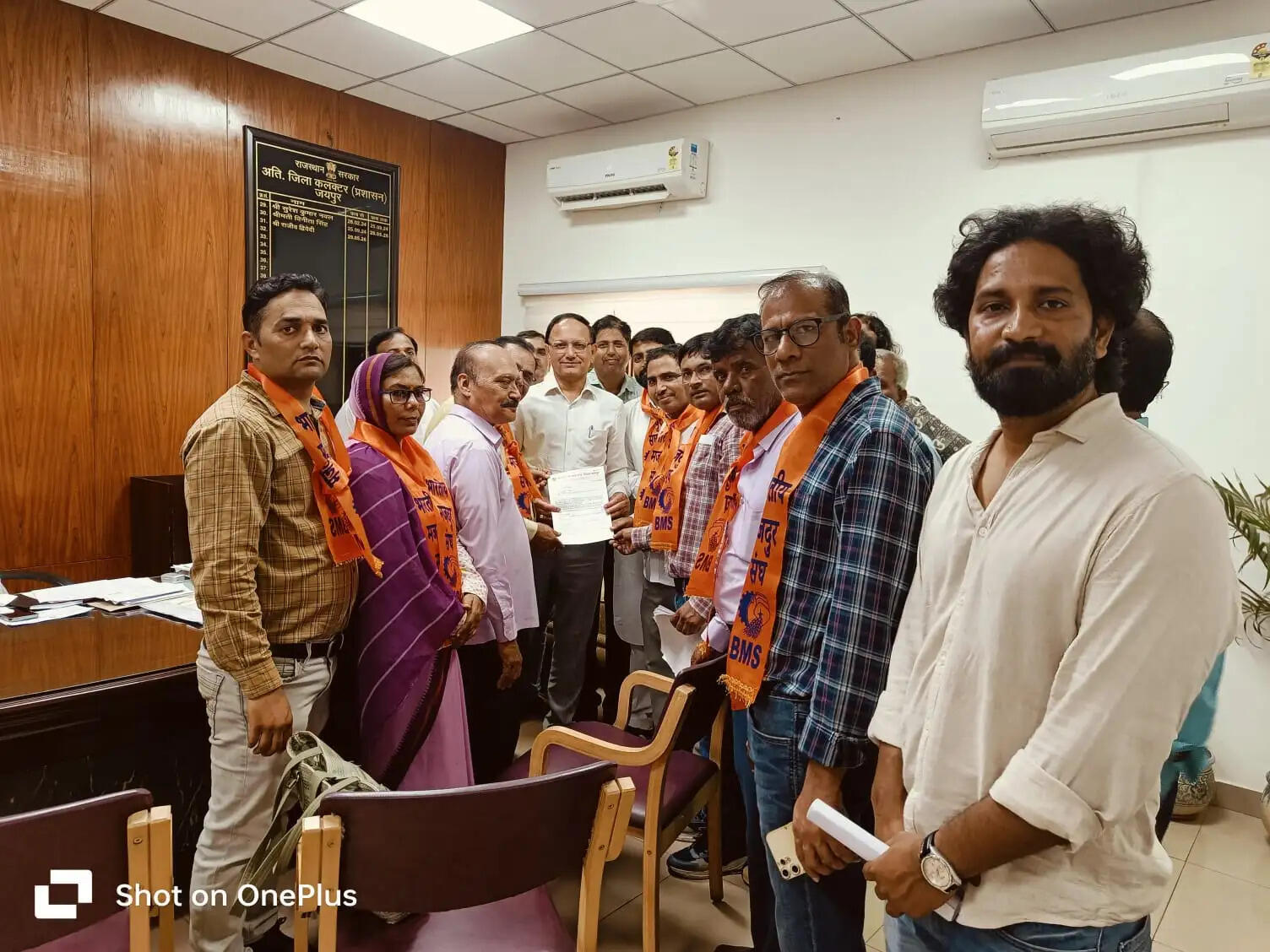 मांगों को लेकर सड़कों पर उतरे हजारों श्रमिक