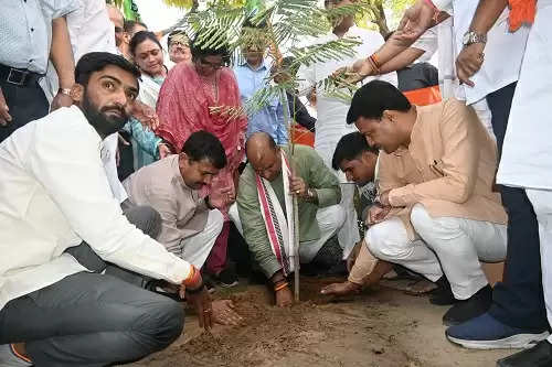 भाजपा प्रदेश कार्यालय में प्रदेशाध्यक्ष जोशी और प्रदेश सह प्रभारी विजया राहटकर ने किया वृक्षारोपण