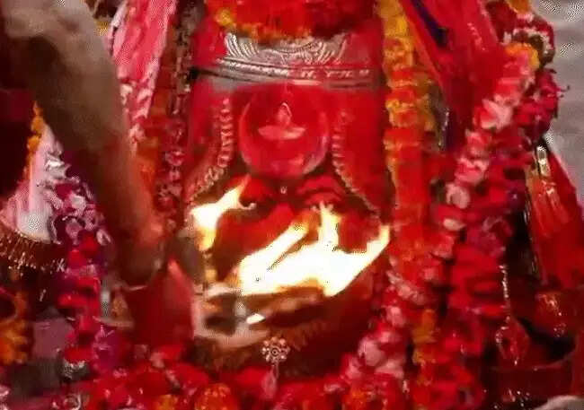 देश में सबसे पहले महाकालेश्वर मंदिर में खेली गई होली, भस्म आरती में उड़ा हर्बल गुलाल