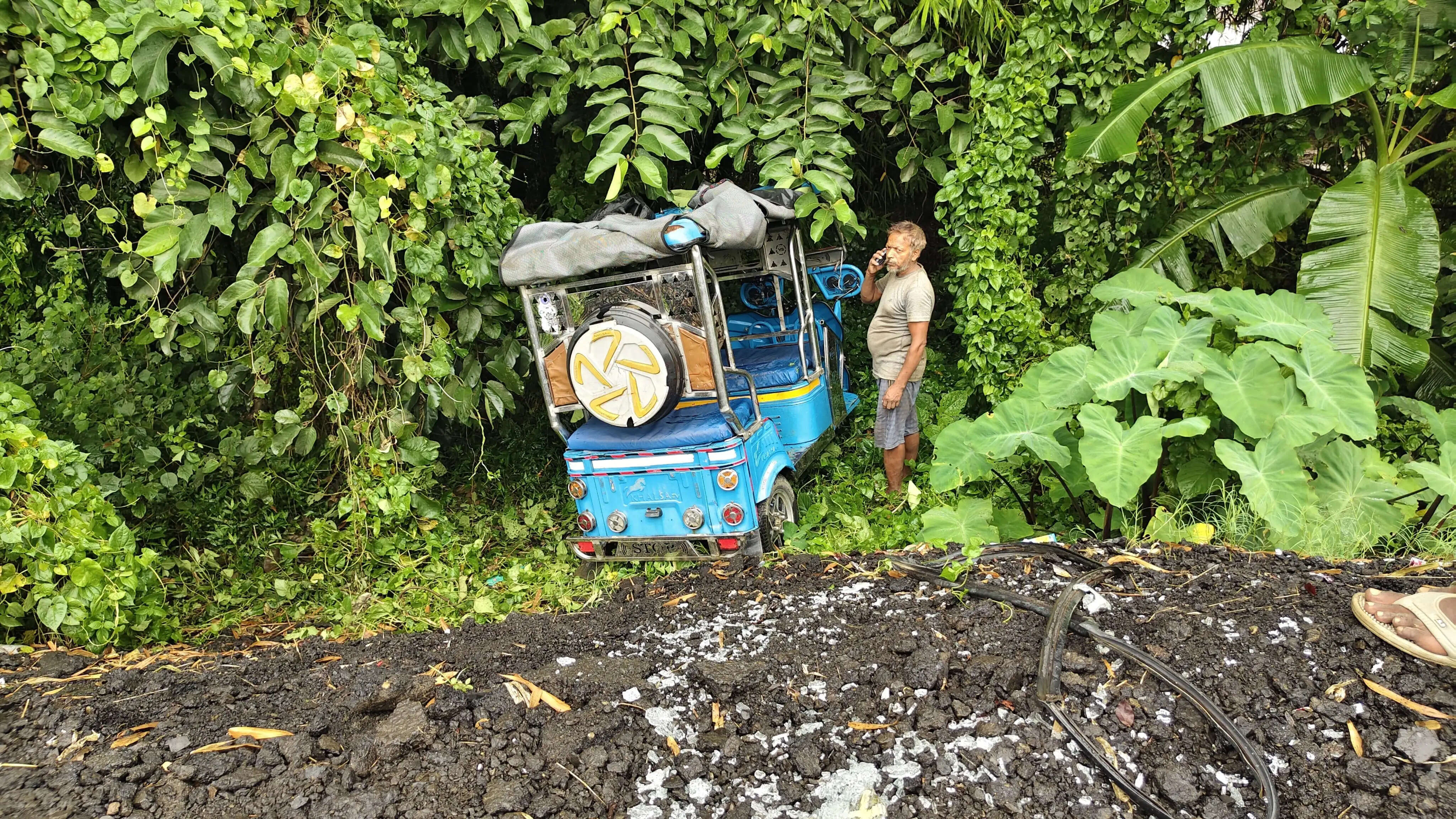 स्टेयरिंग फेल होने से बेकाबू ट्रक ने सीटी रिक्शा को मारी टक्कर, तीन घायल