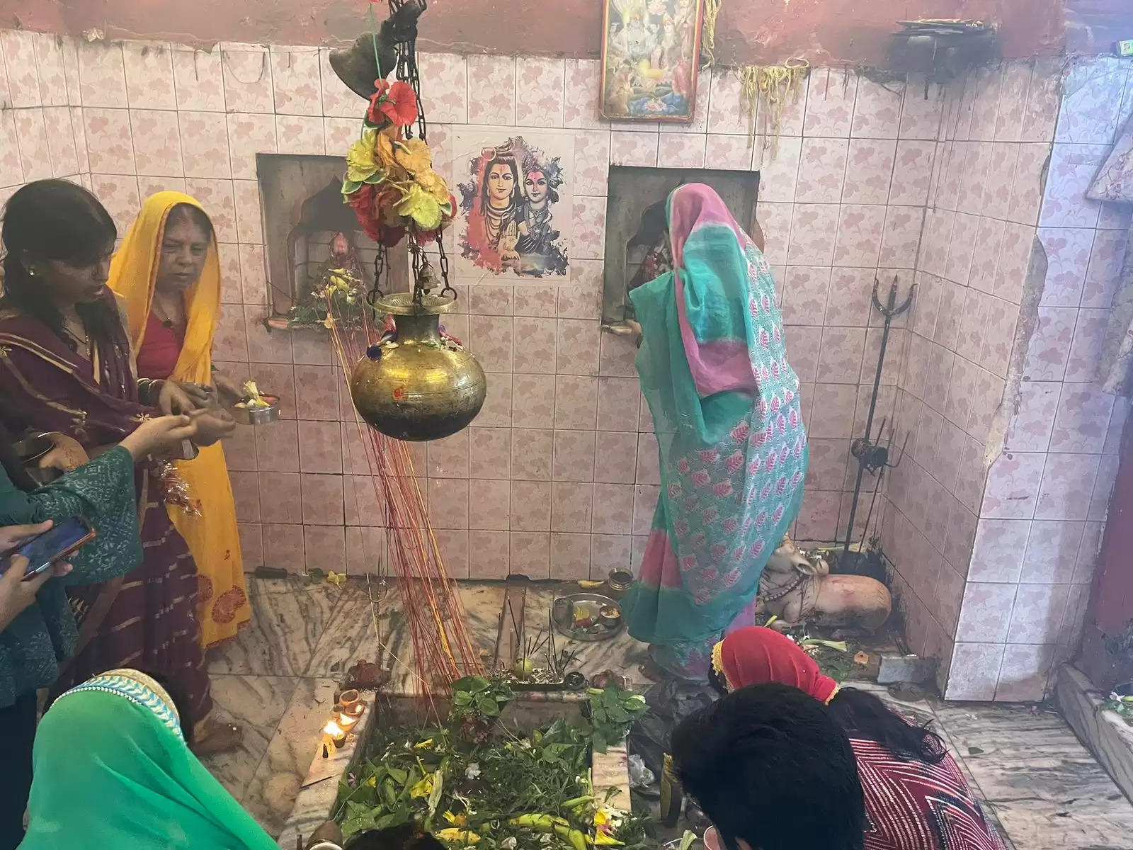 सावन के आखिरी सोमवारी पर मंदिरों में उमड़ा श्रद्धालुओं का सैलाब, शिवालयों में गूंजते रहे हर हर महादेव के जयकारे