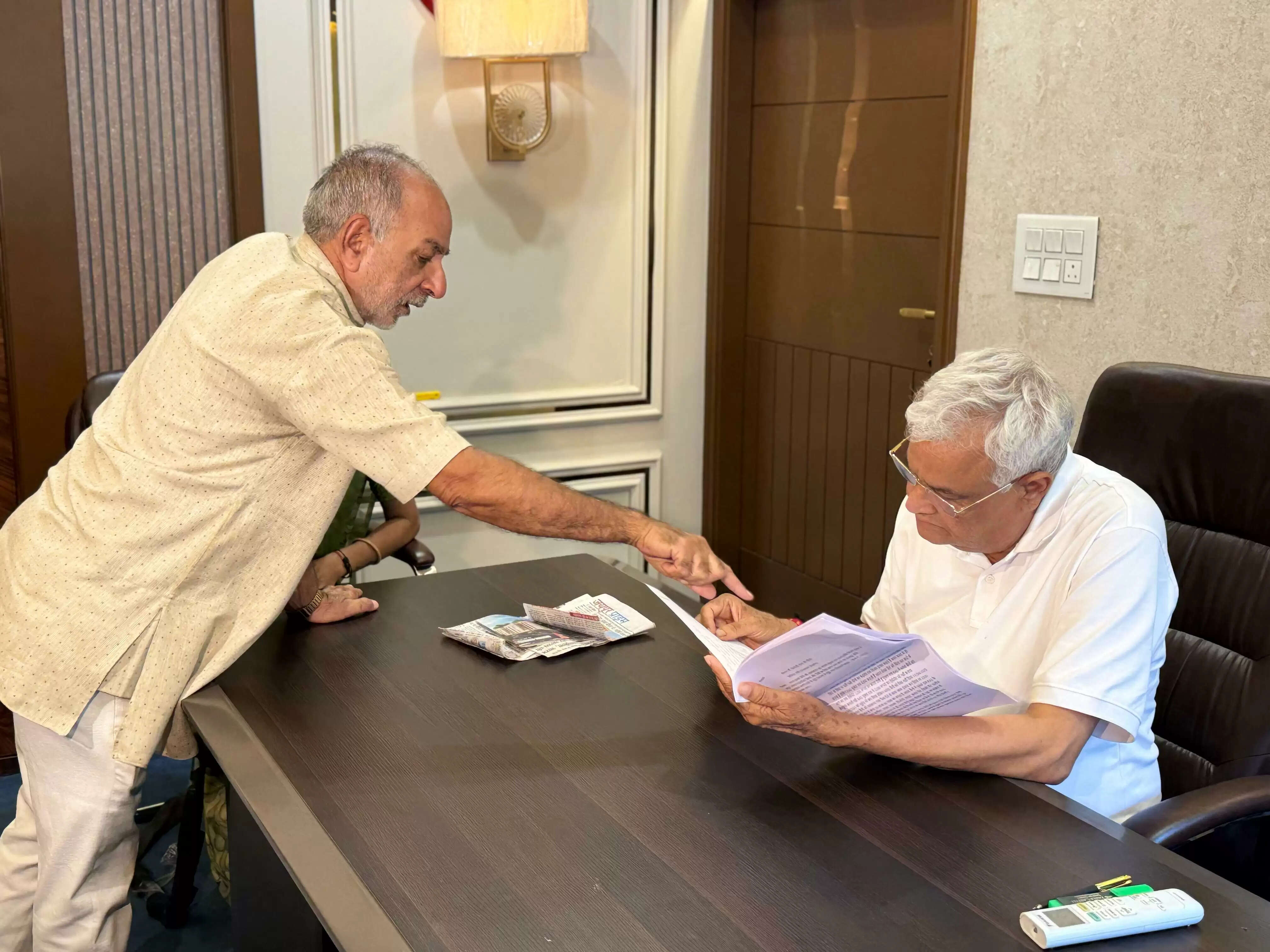 बिजनेसमैन सुसाइड मामले ने न्याय की गुहार लेकर किरोडी लाल से मिला मृतक का परिवार