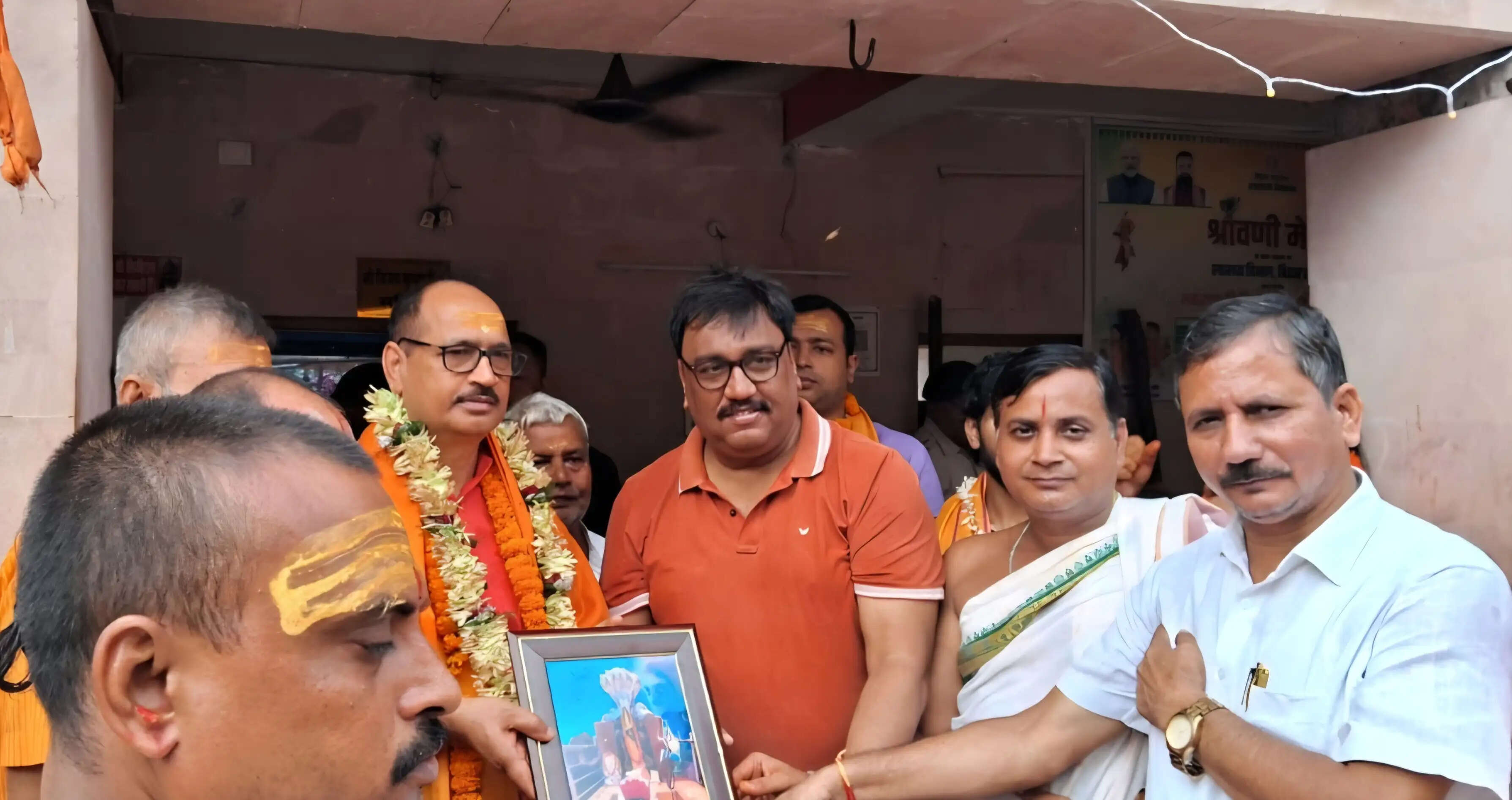 बिहार के डीजीपी विनय कुमार ने बाबा हरिहरनाथ मंदिर में वीआईपी कल्चर छोड़ आम श्रद्धालु की तरह किया जलाभिषेक