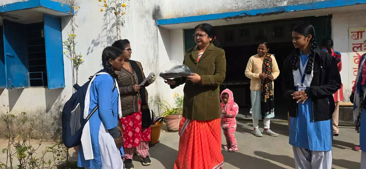 अंबिकापुर : कन्या स्कूल की छात्राओं को वितरित किए गए स्वेटर