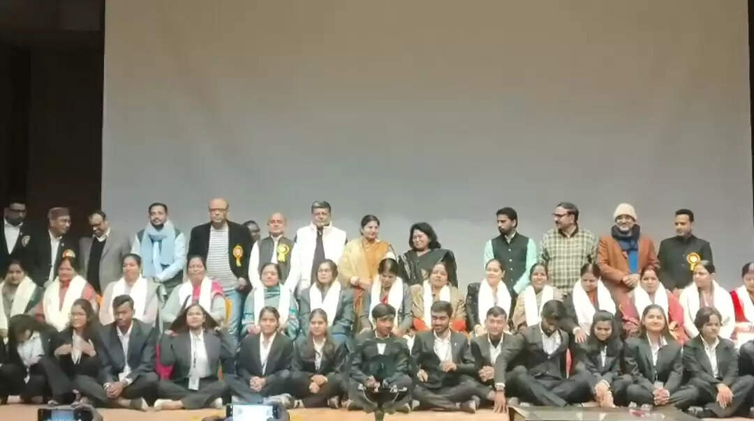 रिबेल संस्थान ने 'मदर्स अवार्ड' से माताओं को किया सम्मानित