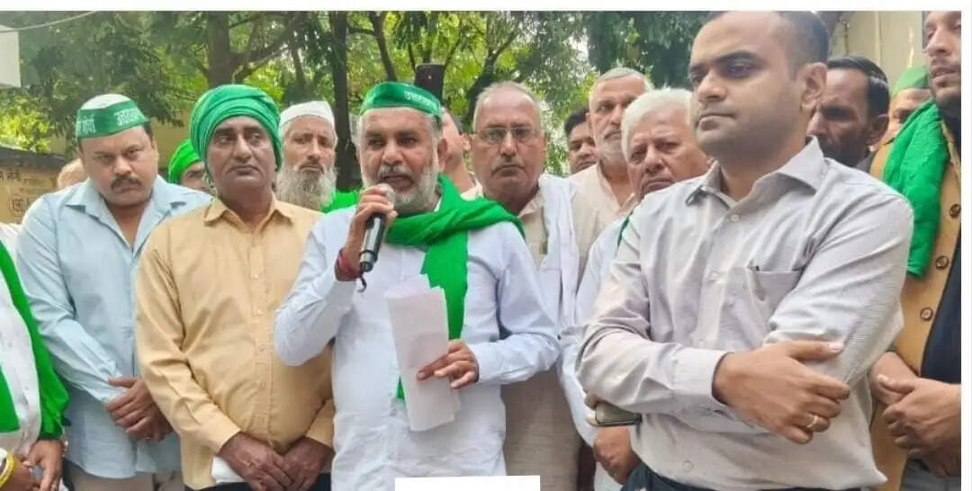 डीएम के आश्वासन पर खत्म हुआ किसानों का धरना, इकबालपुर मिल की नीलामी की तैयारी तेज