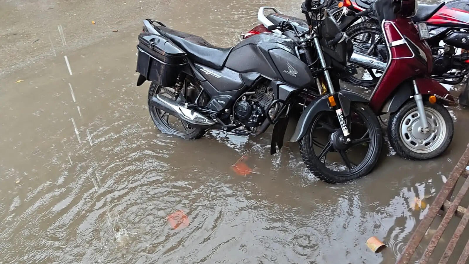 जौनपुर में लगातार बारिश से जलभराव, जन जीवन प्रभावित