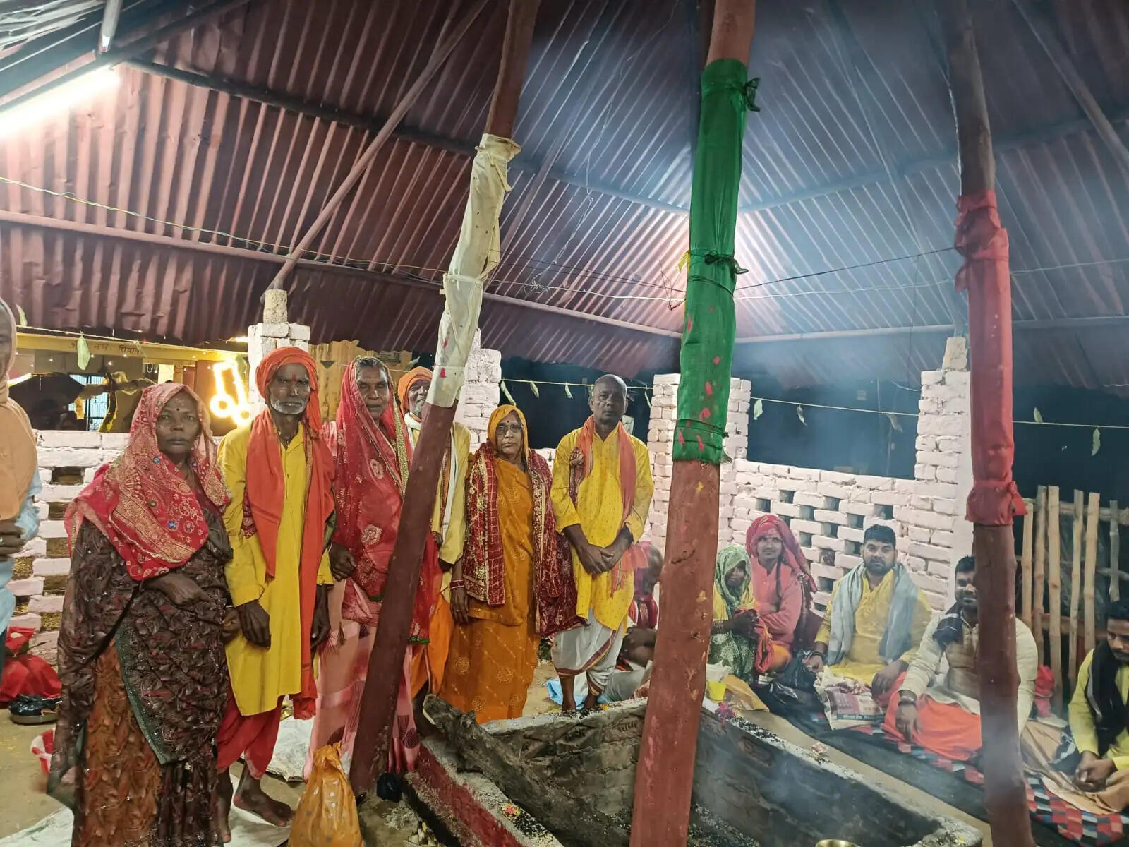 मठिया में वैदिक मंत्रोच्चार के बीच हुआ पूजन, हवन और दीपदान, सुख-समृद्धि की कामना