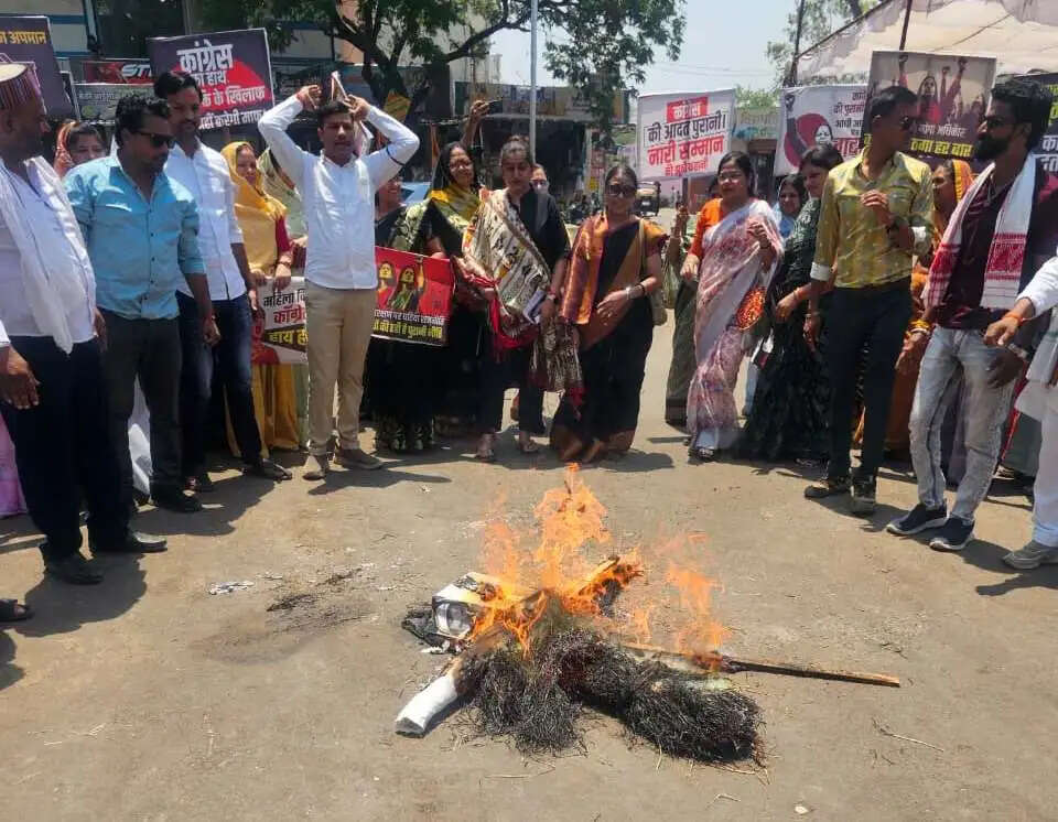 आगरमालवाः नारी शक्ति वंदन बिल को लेकर महिलाओं का प्रदर्शन, विपक्षी नेताओं के पुतले फूंके