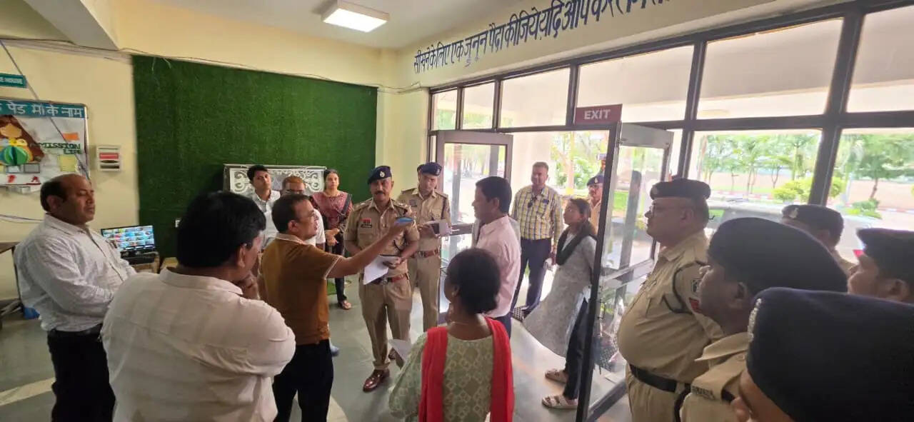 नीट परीक्षा की तैयारियों का मॉक ड्रिल, कलेक्टर-एसपी ने परीक्षा केंद्रों पर तैयारियों का लिया जायजा