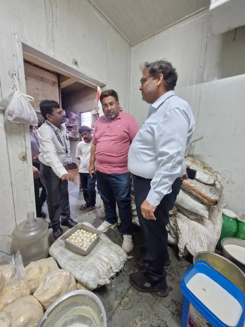स्वयं मैदान में उतरे खाद्य एवं औषधि प्रशासन विभाग के नियंत्रक, चार प्रतिष्ठानों पर कार्रवाई