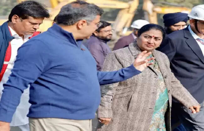 मुख्यमंत्री रेखा गुप्ता ने बारापूला ब्रिज फेज-3 के निर्माण कार्यों और सुनहरी पुल नाला के डी-सिल्टिंग का किया निरीक्षण