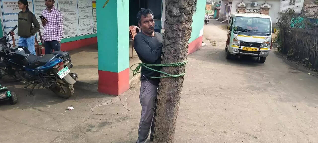 कोयला लदी हाइवा ने कार को मारी टक्कर, चालक को खजूर के पेड़ में बांधा