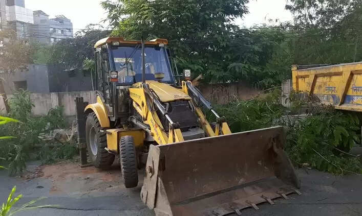 इंदौर बावड़ी हादसाः जिला प्रशासन ने मंदिर समेत अन्य स्थानों पर चलाया बुलडोजर