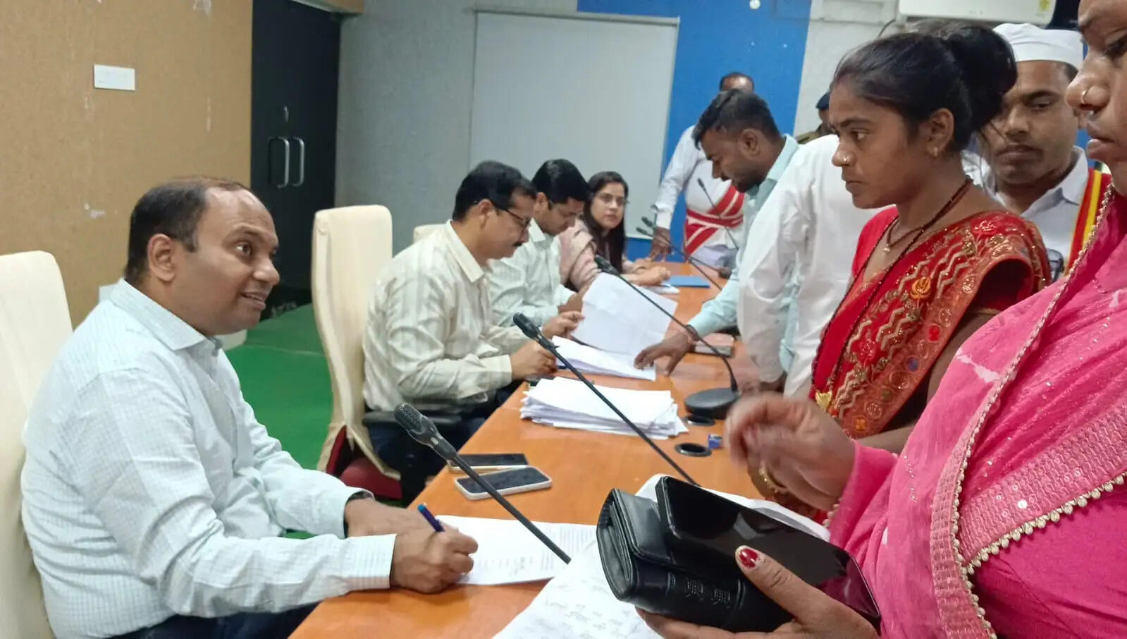 जिलाधिकारी ने जनता दरबार में सुनीं आम जन की समस्याएँ; त्वरित निष्पादन का दिया निर्देश