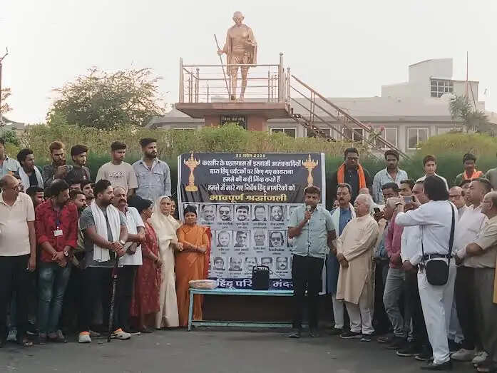 मंदसौरः विहिप व बजरंग दल ने फूंका आतंकवाद का पुतला, दिवंगतों को दी श्रद्धांजलि