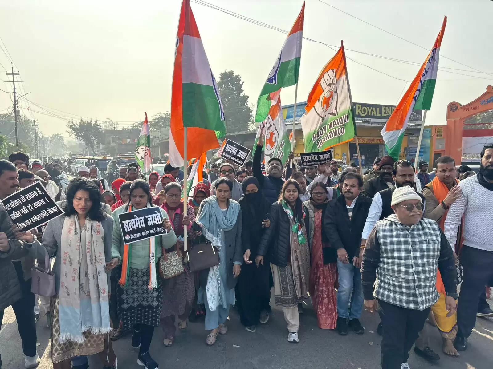 भाजपा कार्यालय का घेराव करने जा रहे कांग्रेस जनों को पुलिस ने रोका