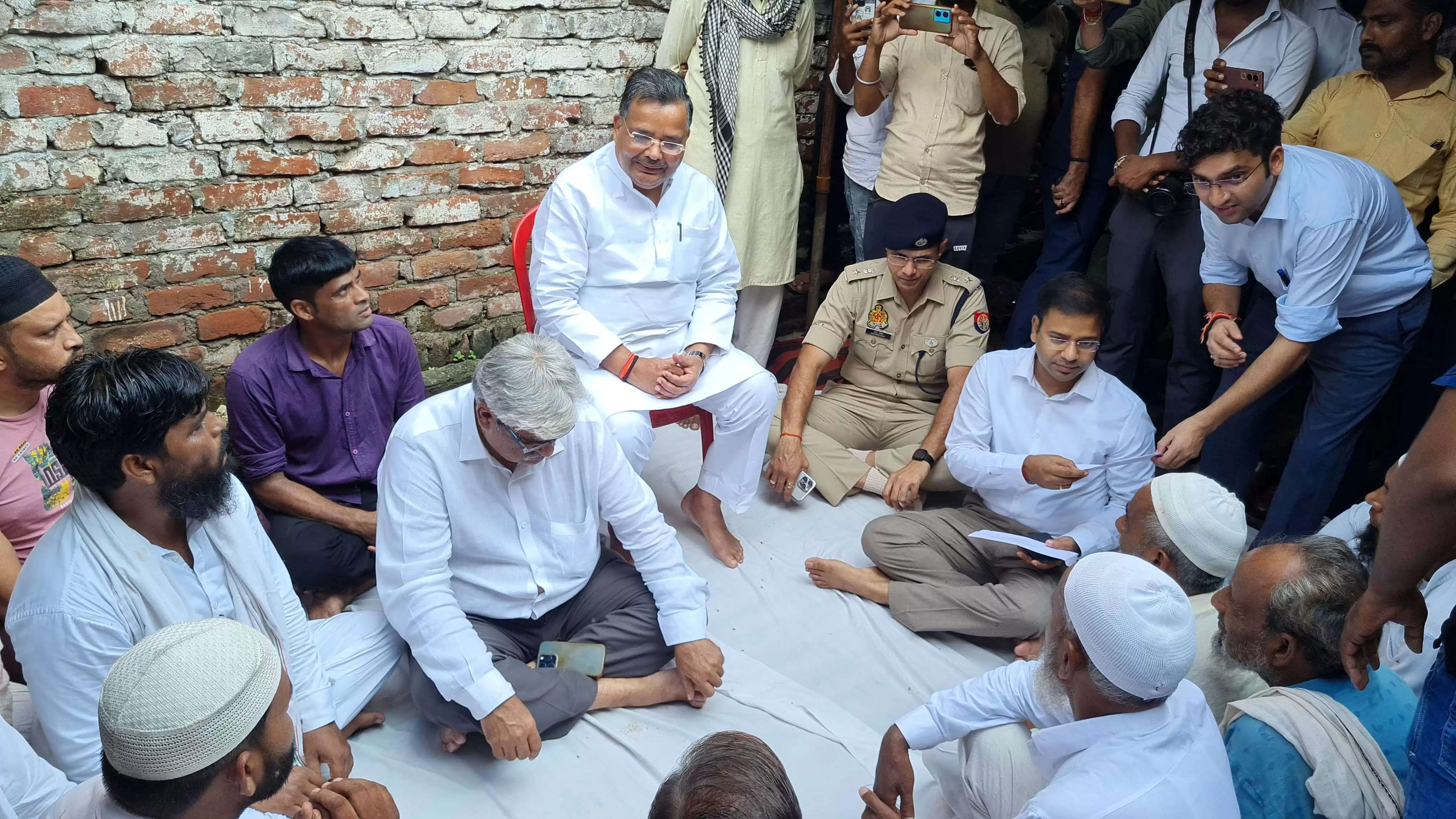 पर्यटन मंत्री ने हाथरस हादसे में मृतक के परिजनों को सौंपे आर्थिक सहायता के चेक