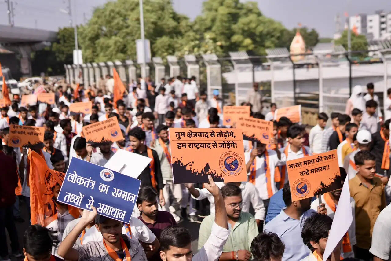 राष्ट्रविरोधी ताकतों के विरूद्ध छात्रों ने भरी हुंकार,कहा अराजकता स्वीकार नहीं