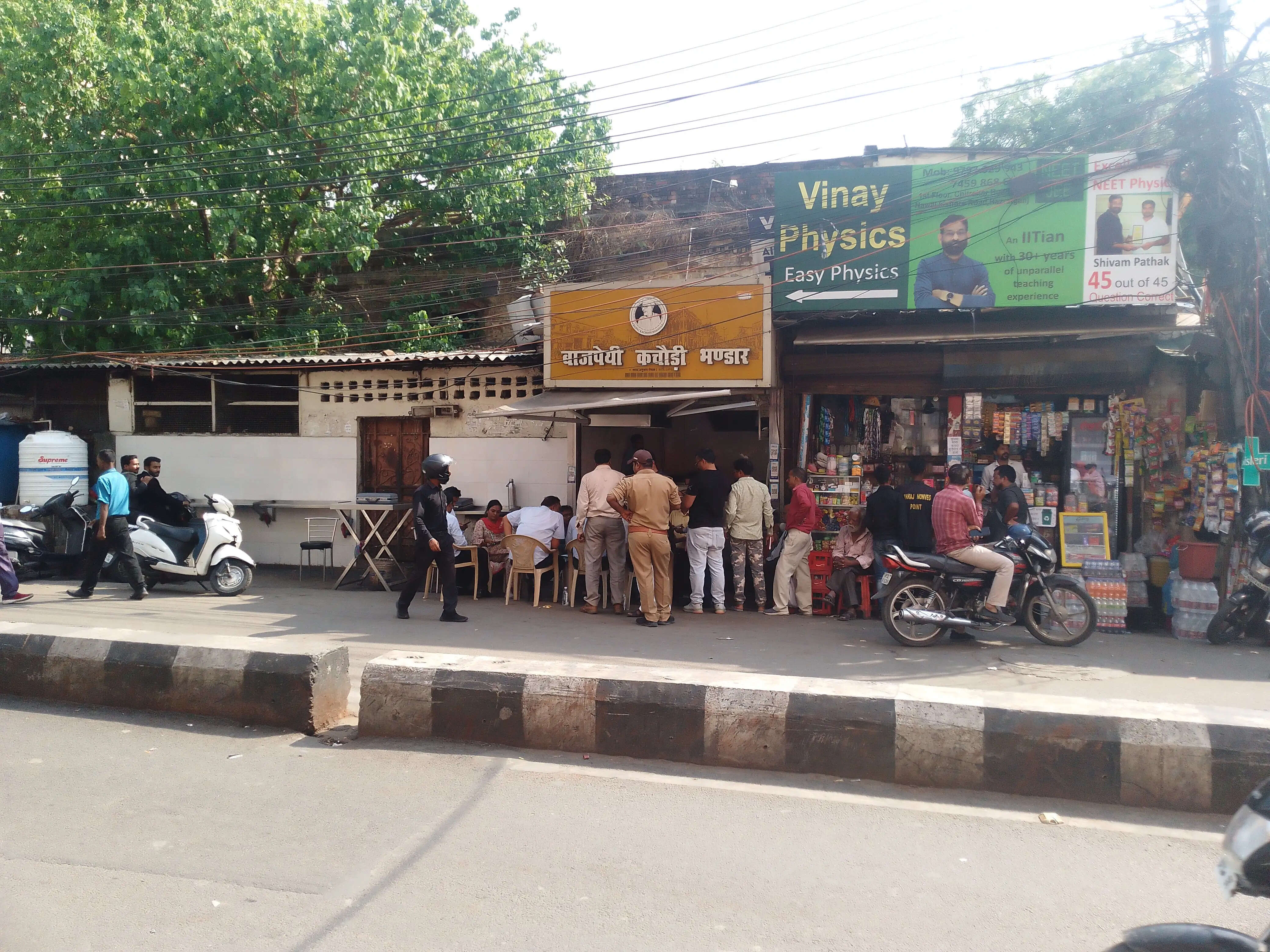 बाजपेई कचौड़ी की दुकान पर जीएसटी विभाग ने तीन घंटे की जांच