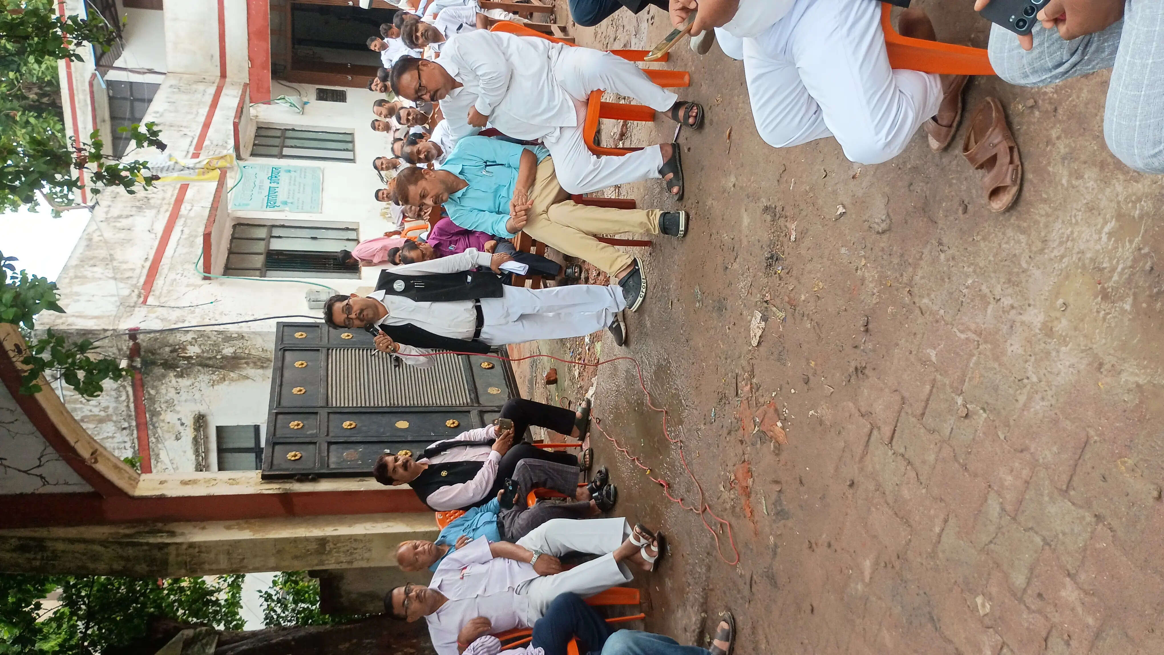 निबंधन मित्रों की नियुक्ति के विरोध में देवरिया में अधिवक्ताओं ने ठप किया कामकाज, जताया विरोध