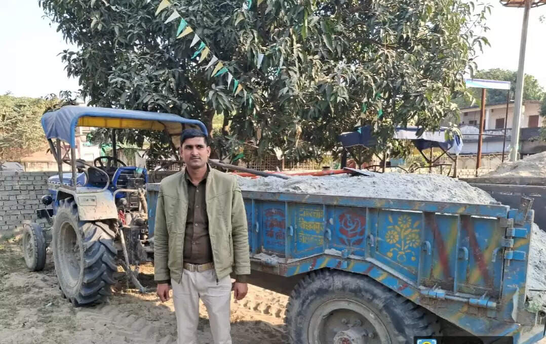 सिमराहा में अवैध उत्खनन के खिलाफ छापेमारी में बालू लदा एक ट्रैक्टर जब्त