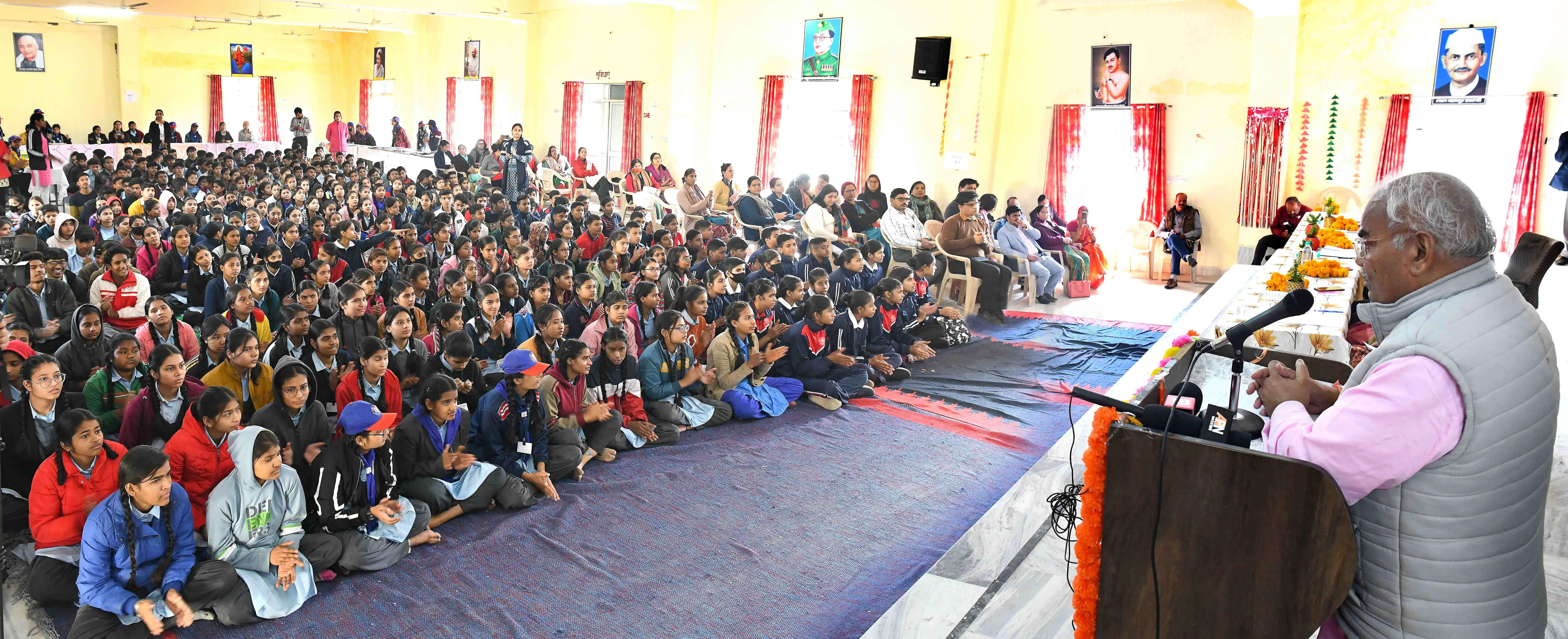 विद्यार्थी और युवा खुद को ताकतवर बनाकर राष्ट्र निर्माण में अग्रणी योगदान का संकल्प लें: शिक्षा मंत्री