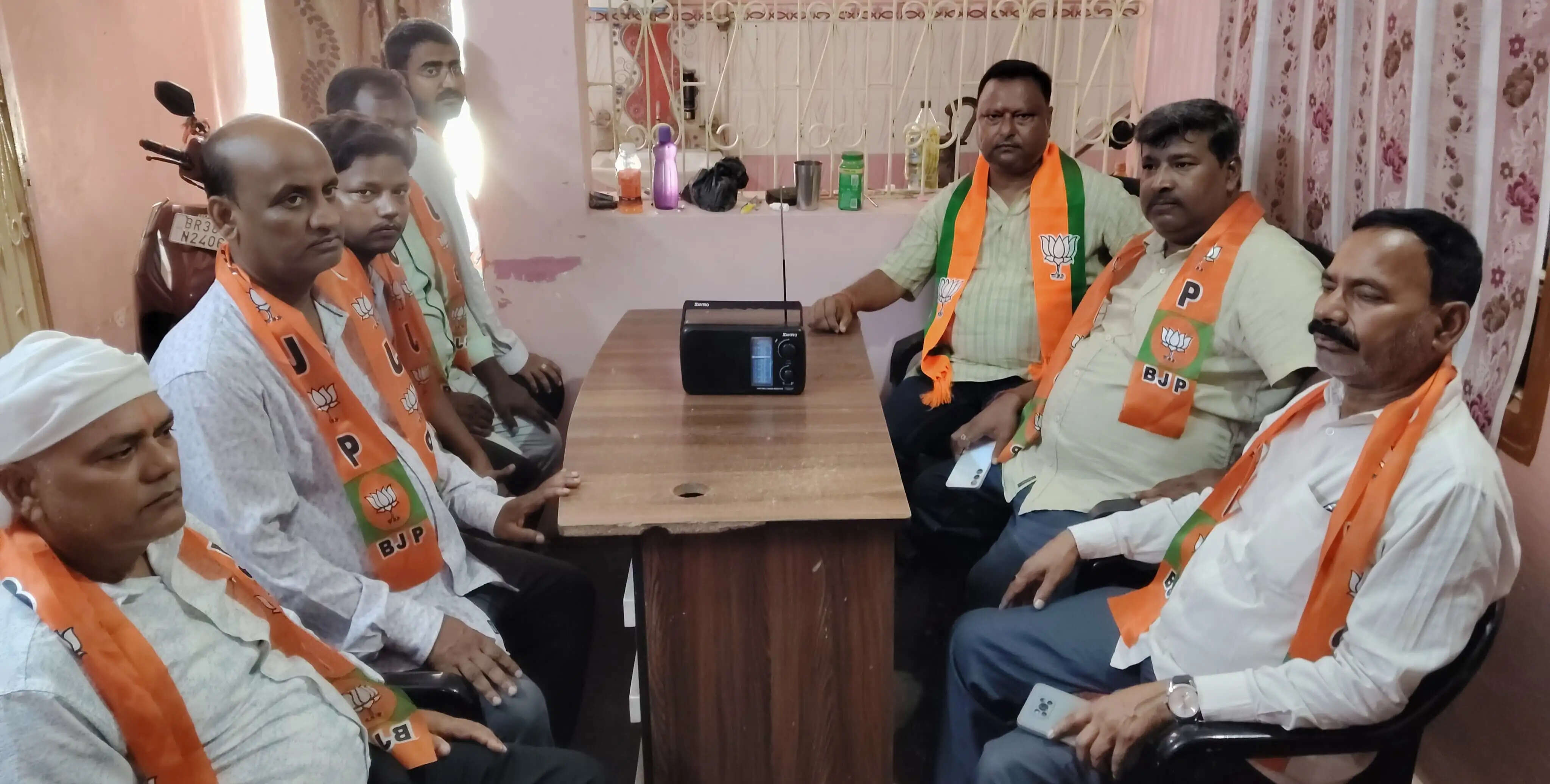 भाजपा कार्यकर्ताओं ने सुनी पीएम के मन की बात