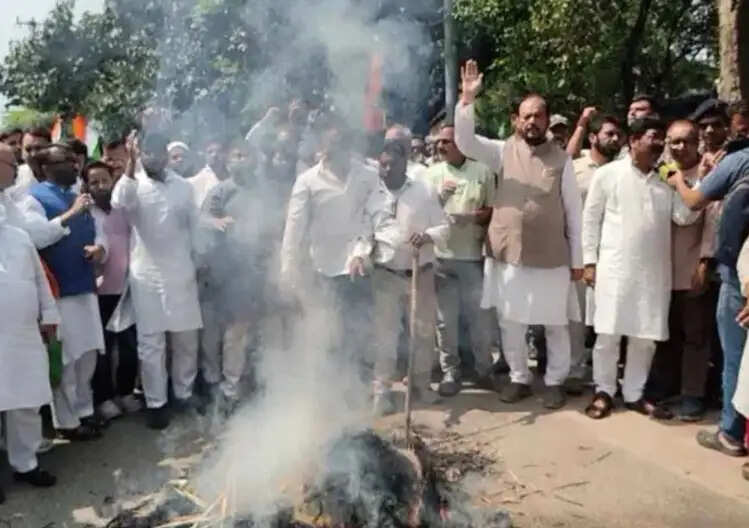 सीईसी ज्ञानेश कुमार के इस्तीफे की मांग को लेकर रांची में कांग्रेस का प्रदर्शन, निर्वाचन आयोग कार्यालय का घेराव