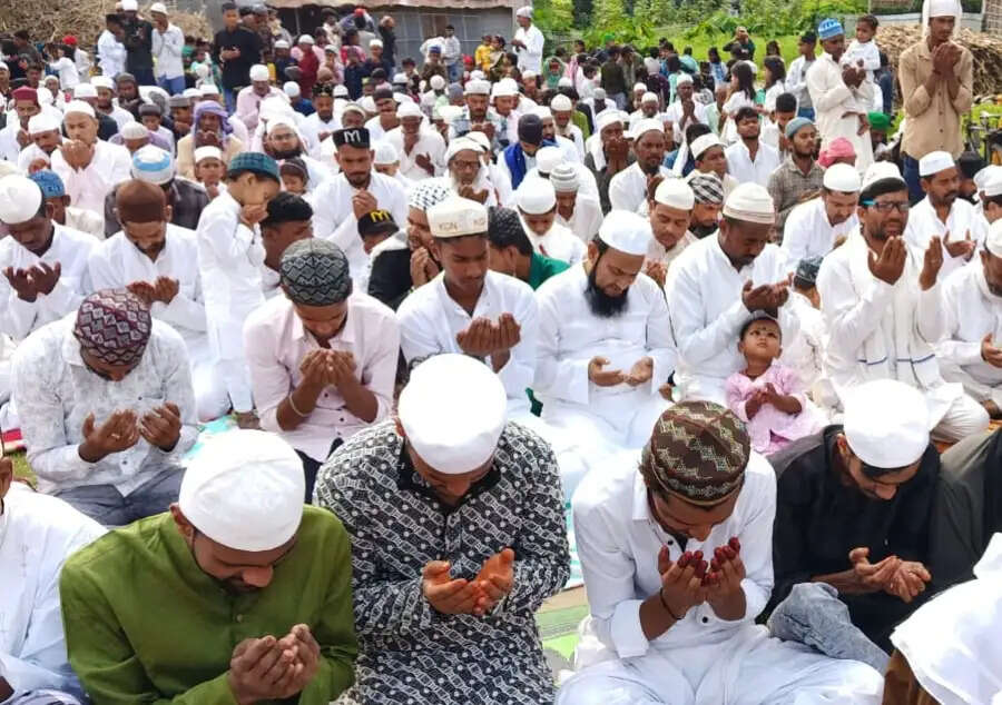 हर्षोल्लास के साथ मनाई गई बकरीद, मांगी अमन-चैन की दुआ