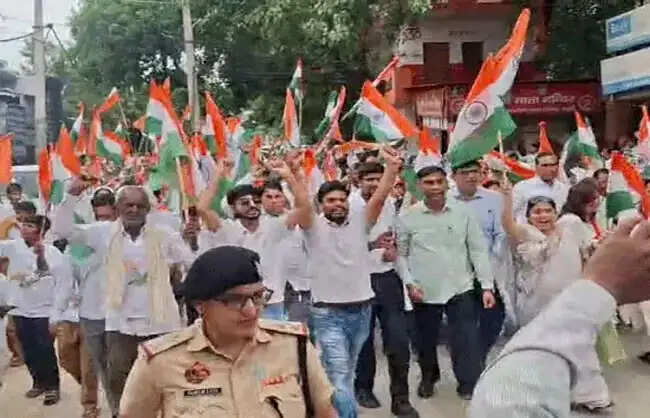 रेवाड़ी: तिरंगा यात्रा में उमड़ी भीड़, गूंजे वंदे मातरम के जयकारे