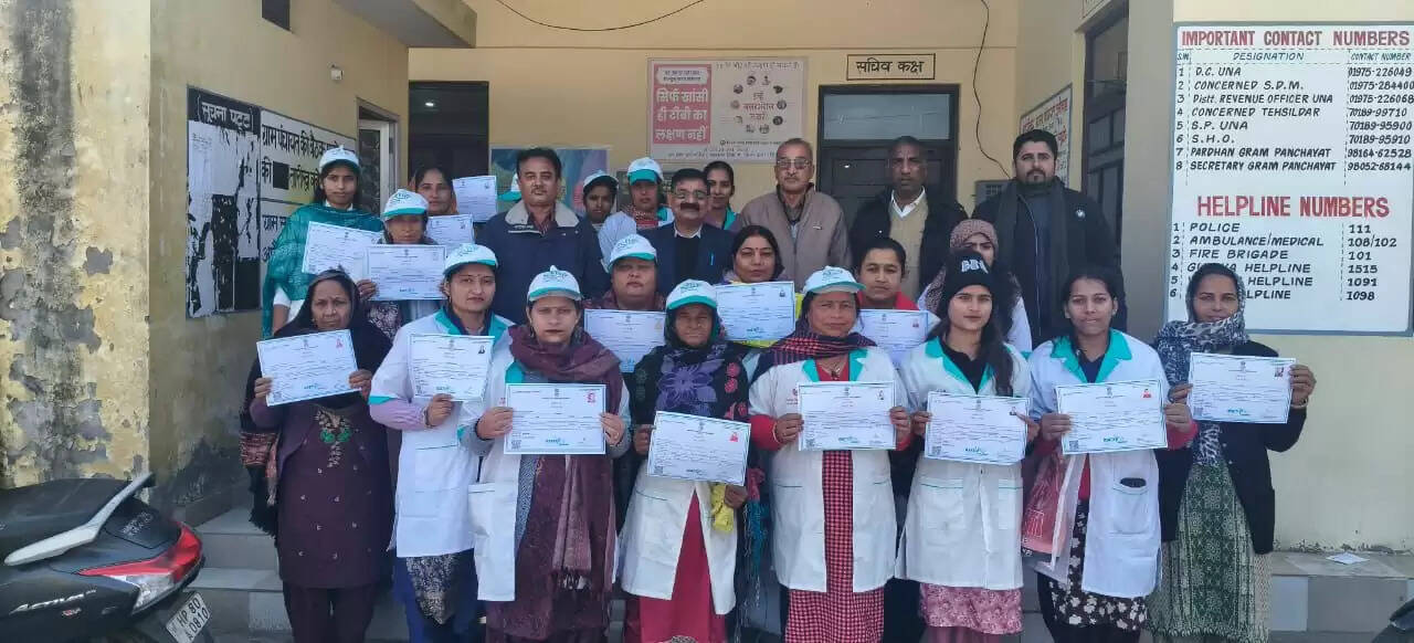 महिलाओं ने सीखा जूट बैग बनाना