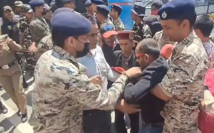 दृष्टिहीनों का फूटा गुस्सा, सचिवालय के बाहर चक्का जाम, पुलिस से धक्का-मुक्की