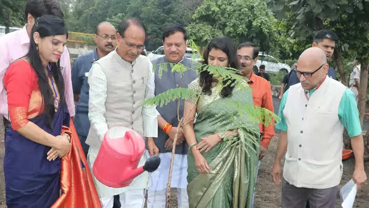 मप्रः मुख्यमंत्री शिवराज ने स्मार्ट सिटी उद्यान में लगाए गुलमोहर, कचनार और बरगद के पौधे
