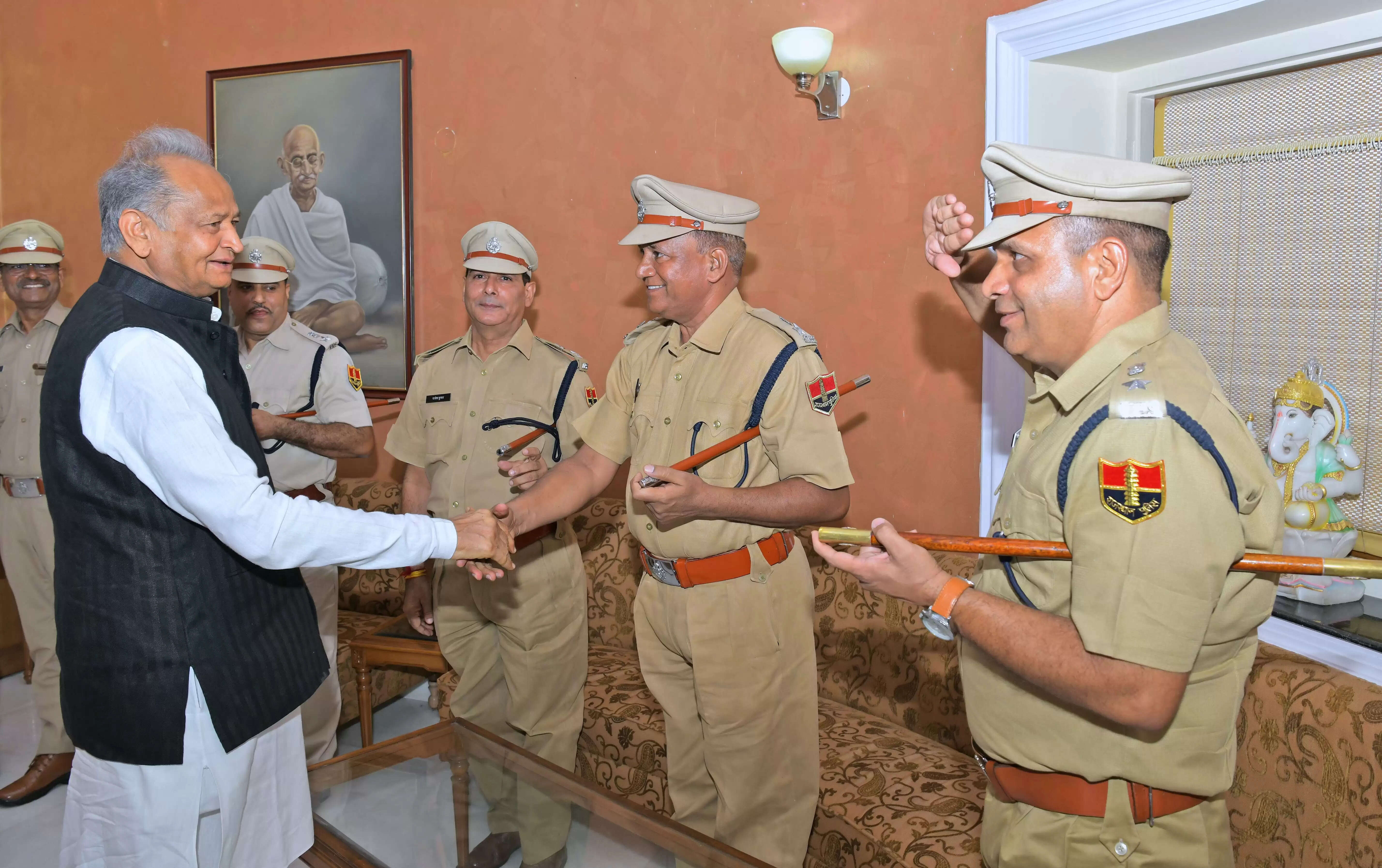 पदोन्नत आईपीएस अधिकारियों ने मुख्यमंत्री से की मुलाकात