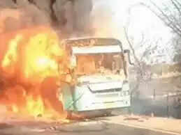 देवास में चलती यात्री बस में लगी&nbsp;भीषण आग, सभी यात्री सुरक्षित बचाए गए, सामान जलकर&nbsp;खाक
