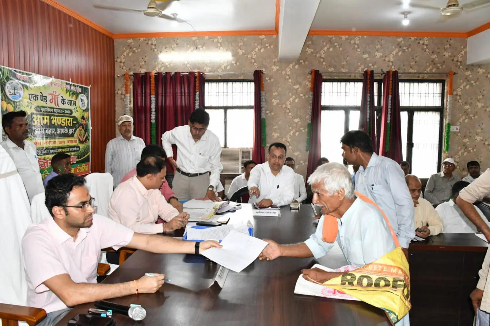 जिलाधिकारी ने एक राजस्व निरीक्षक को प्रतिकूल प्रविष्टि ताे दूसरे काे जारी किया कारण बताओ नोटिस